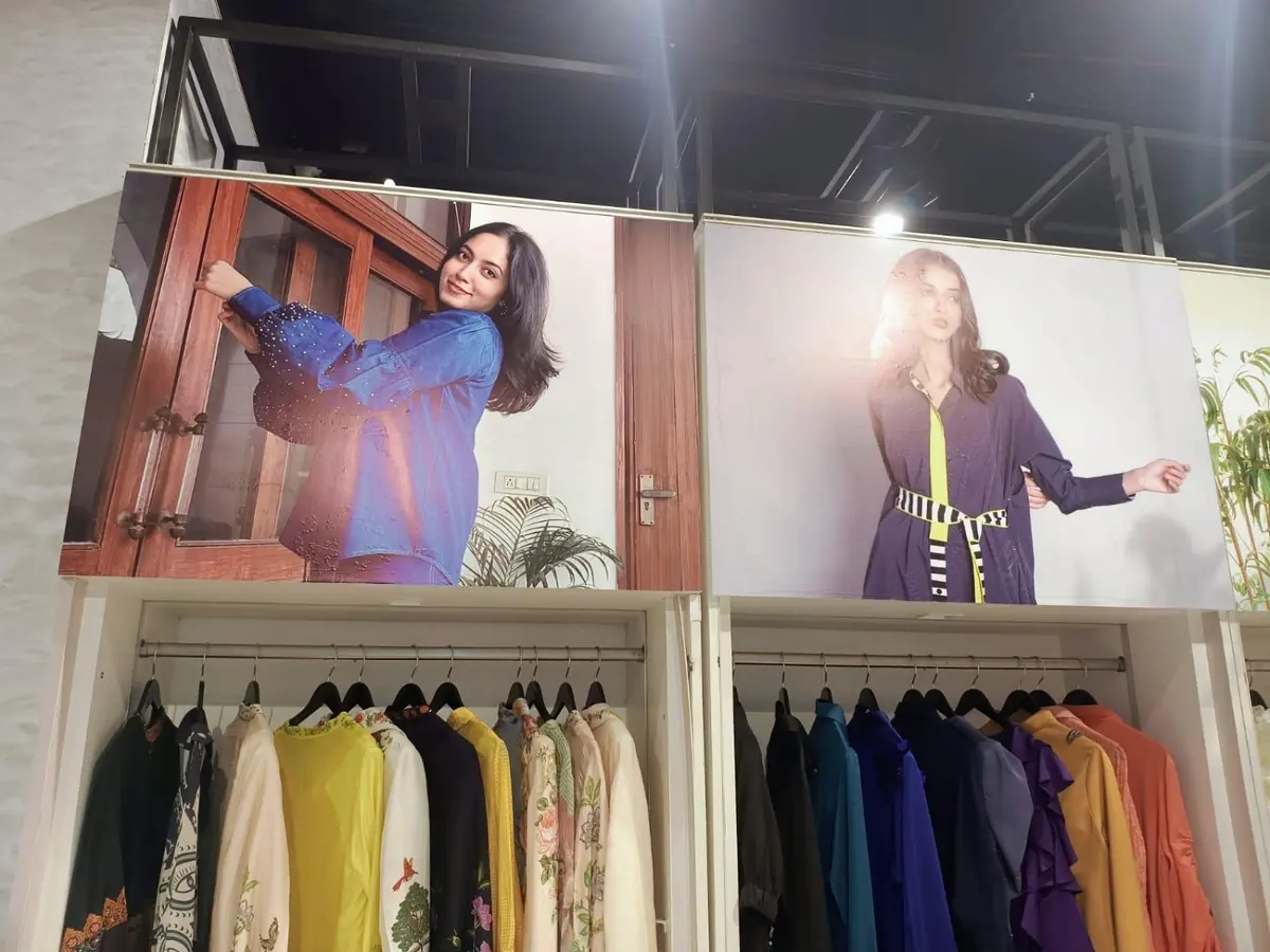 Retail apparel display graphics