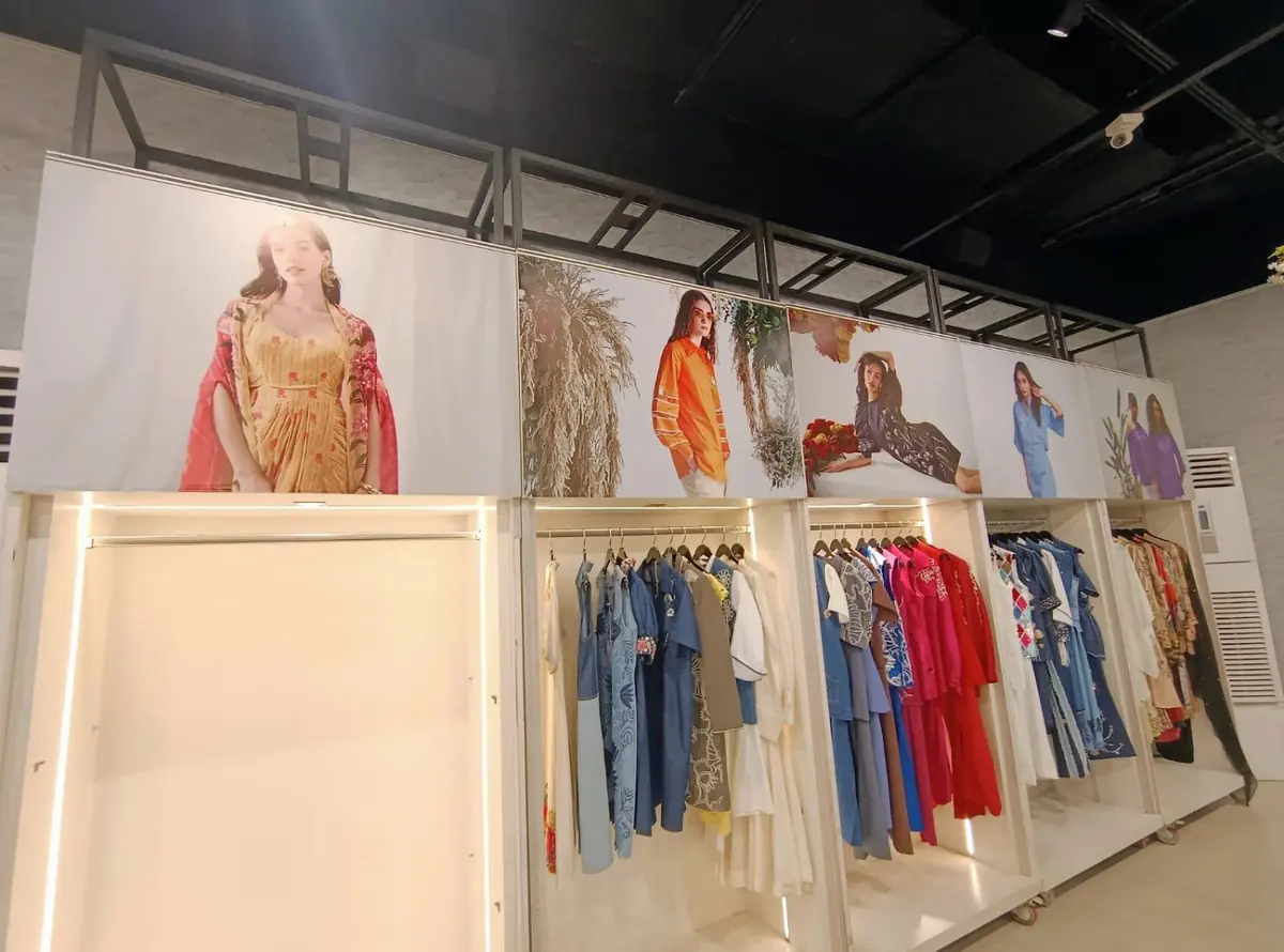 Retail apparel display graphics