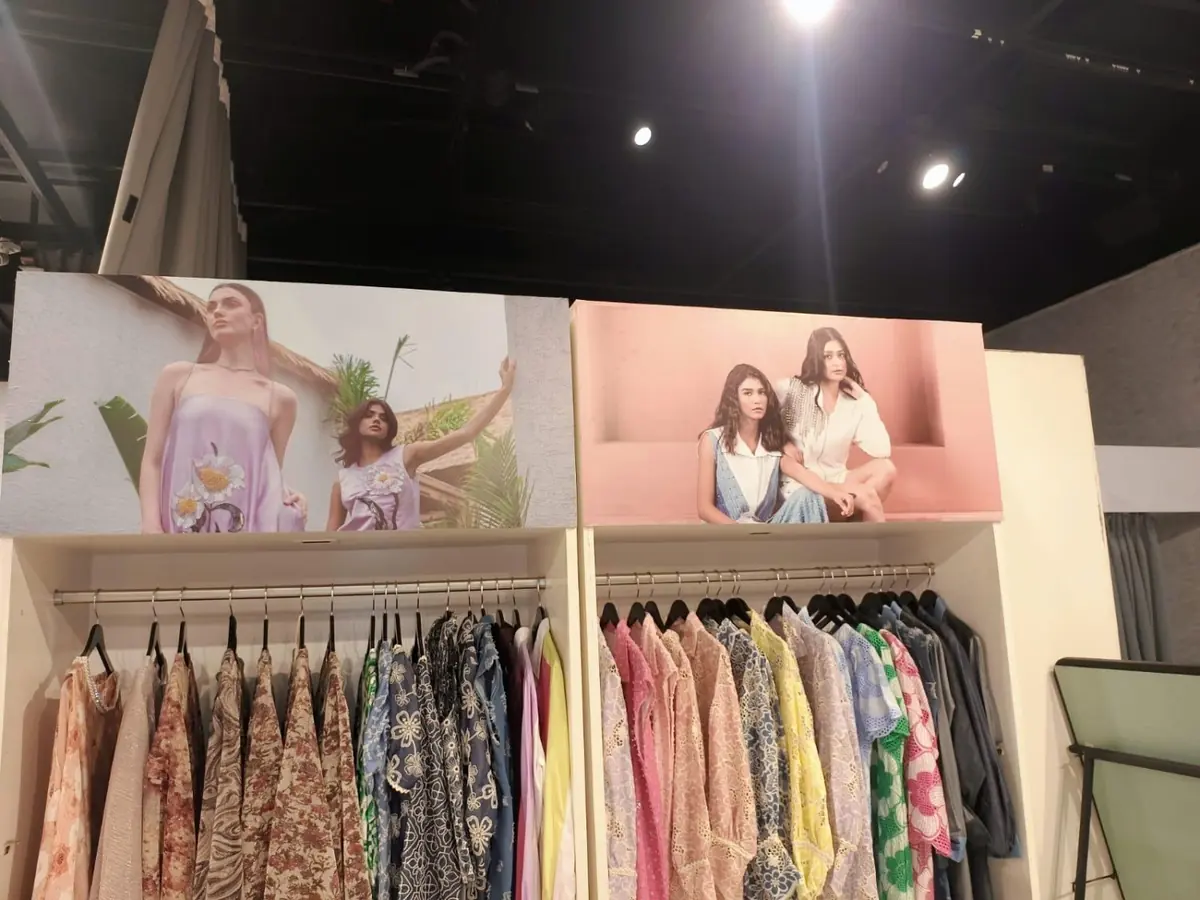 Retail apparel display graphics